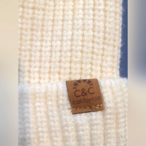 ⭐️ C & C California 2 Piece Set Beanie and Gloves * Read Details - Picture 5 of 10